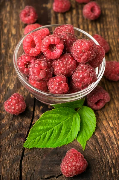 Fresh raspberries on a wooden background — Stock Photo, Image