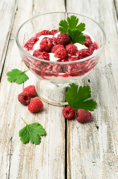 Sobremesa de framboesa com iogurte e frutas frescas — Stockfoto