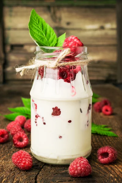 Raspberry dessert in een glazen pot — Stockfoto