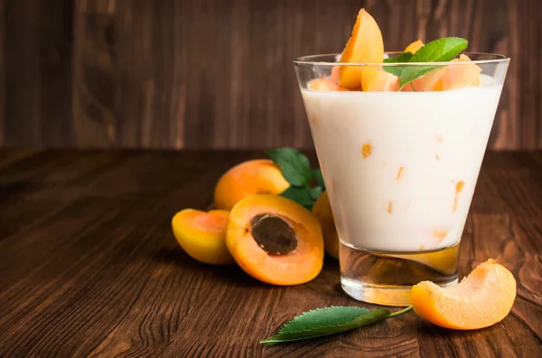 Zelfgemaakte yoghurt met rijpe abrikozen — Stockfoto