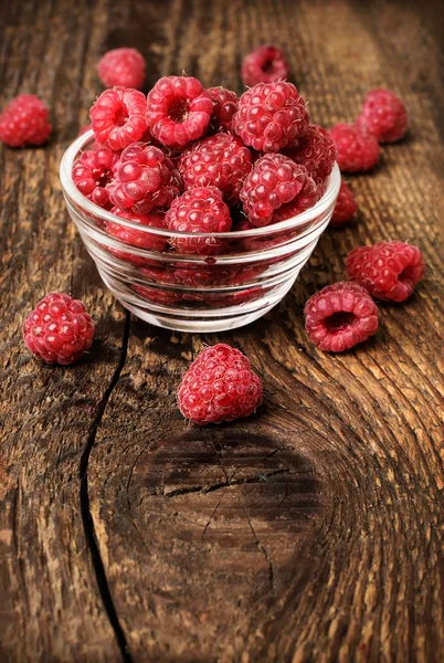 Fresh raspberries on a wooden background — Stock Photo, Image