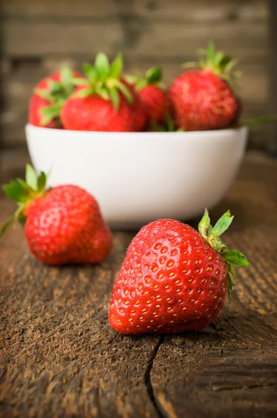 Ciotola di porcellana bianca piena di succulente fragole rosse mature fresche — Foto Stock