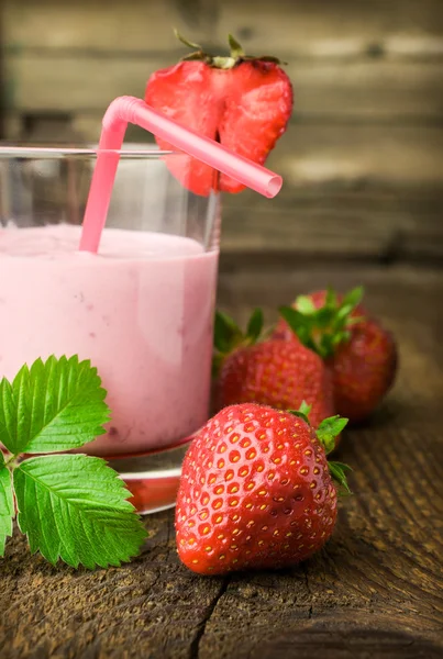 Strawberry yoghurt med färska bär — Stockfoto