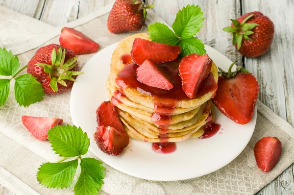 Pfannkuchen mit Marmelade und frischen Erdbeeren — Stockfoto