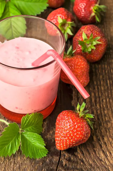 Strawberry yoghurt med färska bär — Stockfoto