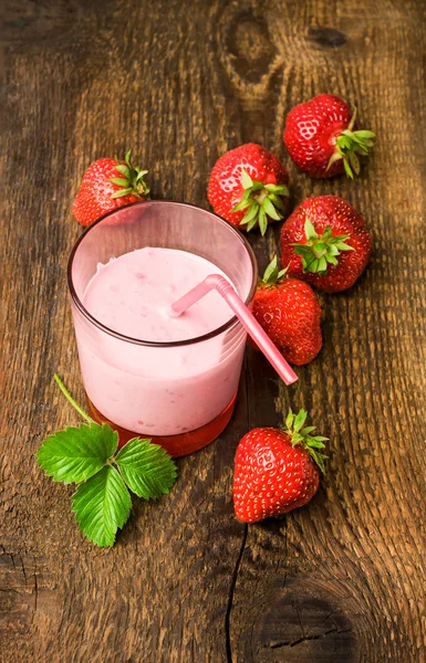 Strawberry yoghurt med färska bär — Stockfoto