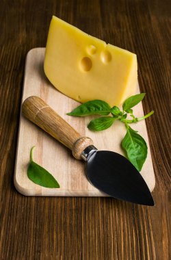 Maasdam peynir fesleğen ve bir bıçak ile