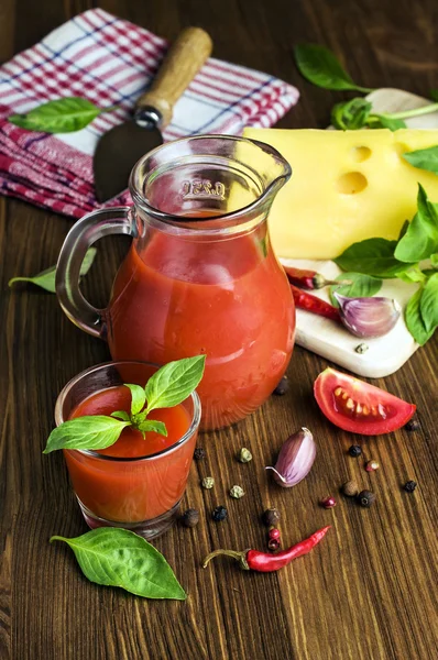 Jugo de tomate con queso, albahaca y especias — Foto de Stock