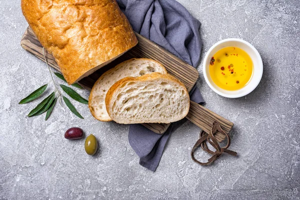 Bovenaanzicht Van Lekkere Olijfolie Sneetjes Brood Grijze Betonnen Ondergrond — Stockfoto