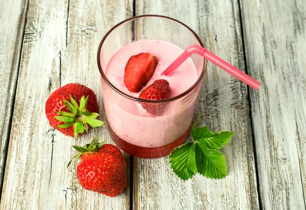 Jogurt z truskawkami — Zdjęcie stockowe