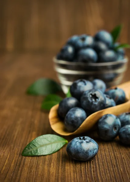 Färska blåbär i en trä scoop — Stockfoto