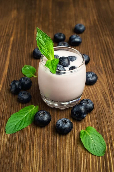 Yogurt de arándanos con bayas frescas — Foto de Stock