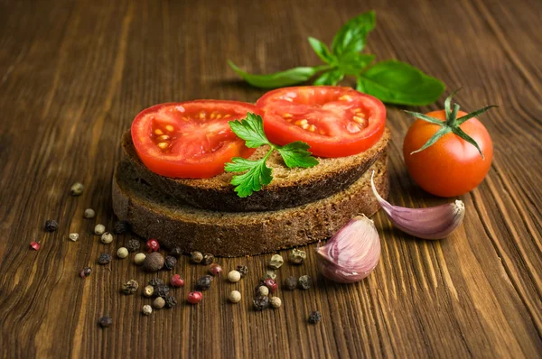 Sandwich with rye bread with tomato and basil — Stock Photo, Image