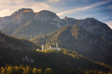 Güzel Alp Dağları arka planında Neuschwanstein Kalesi 'nin olduğu resim gibi bir manzara.