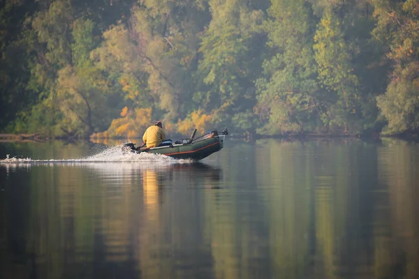 Зеленая Надувная Резиновая Моторная Лодка Плавающая Реке Рыбалки Фоне Осенних — стоковое фото