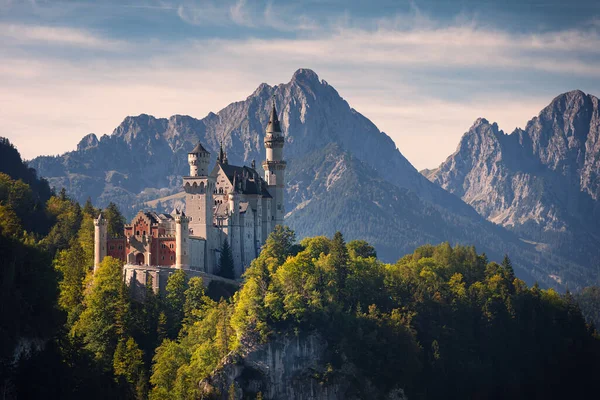 Malowniczy Krajobraz Zamkiem Neuschwanstein Pięknym Tle Gór Alp — Zdjęcie stockowe