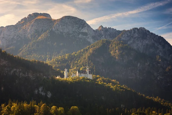 Malowniczy Krajobraz Zamkiem Neuschwanstein Pięknym Tle Gór Alp — Zdjęcie stockowe