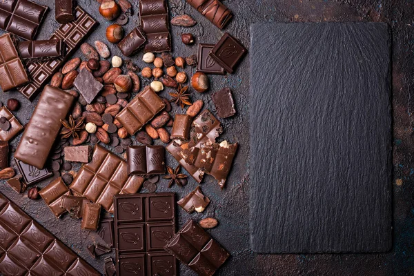 맛있는 우유와 어두운 초콜릿바 코코아 콘크리트 슬레이트 보드가 개미집 — 스톡 사진