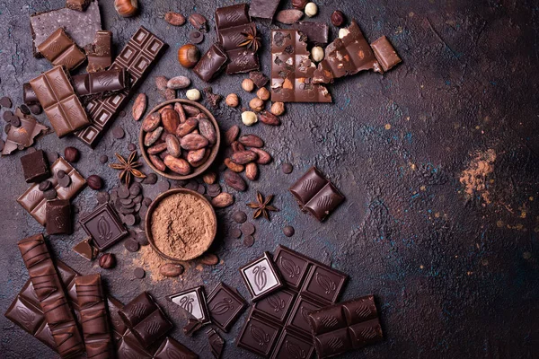 Bitar Bruten Välsmakande Mjölk Och Mörk Choklad Barer Med Kakaobönor — Stockfoto
