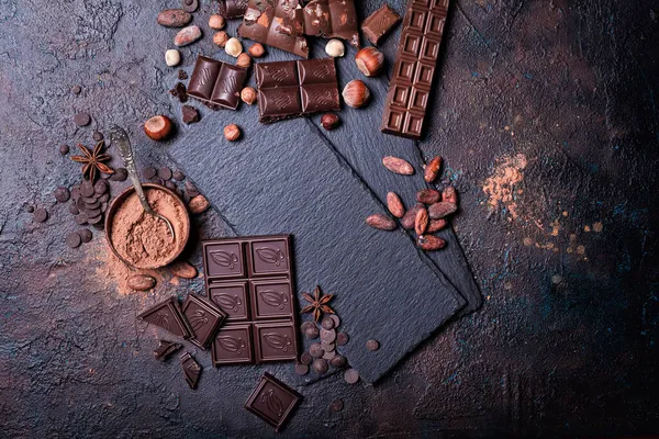 슬레이트 보드와 콘크리트 코코아 맛좋은 우유와 어두운 초콜릿 조각들 — 스톡 사진