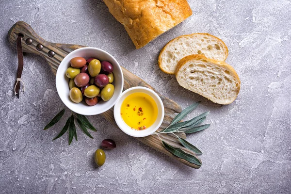 Top View Tasty Olives Mix Oil Slices Bread Grey Concrete — Stock Photo, Image