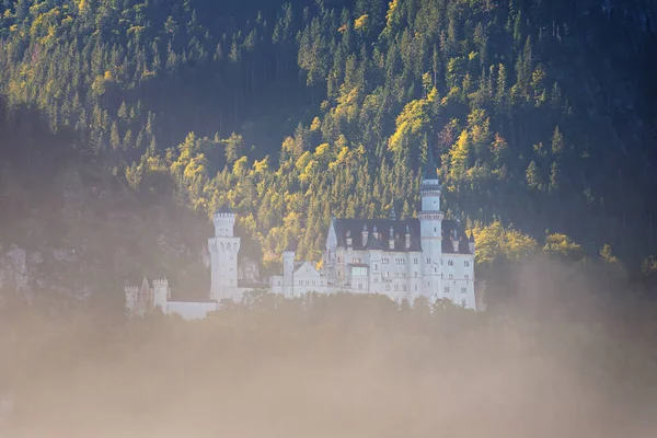 Malowniczy Krajobraz Zamkiem Neuschwanstein Pięknym Tle Gór Mglistych — Zdjęcie stockowe