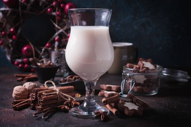 Ev yapımı geleneksel Noel içeceği tarçın, anason, vanilya çubuğu ve kurabiyeli yumurta likörü.