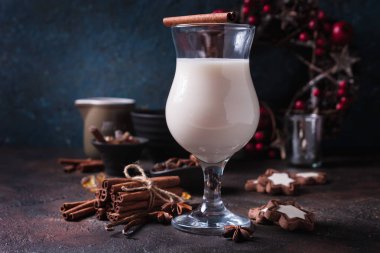 Ev yapımı geleneksel Noel içeceği tarçın, anason, vanilya çubuğu ve kurabiyeli yumurta likörü.