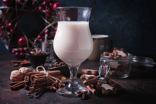 Ev yapımı geleneksel Noel içeceği tarçın, anason, vanilya çubuğu ve kurabiyeli yumurta likörü.
