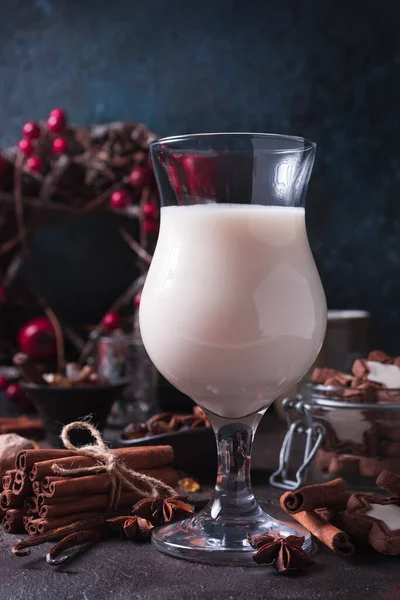 Zelfgemaakte Traditionele Kerstdrank Eggnog Met Kaneel Anijs Vanillestokjes Koekjes — Stockfoto