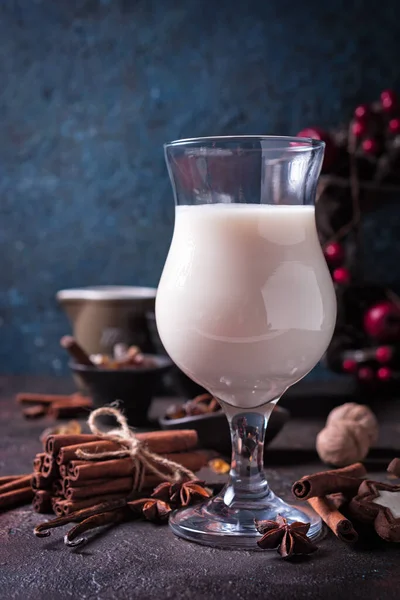 Zelfgemaakte Traditionele Kerstdrank Eggnog Met Kaneel Anijs Vanillestokjes Koekjes — Stockfoto