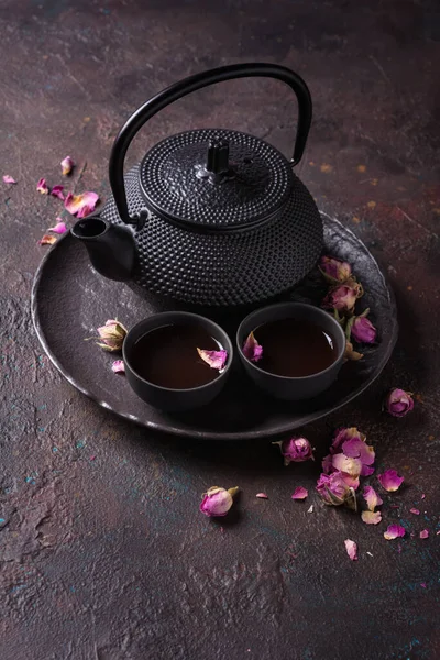 Japonská Černá Litinová Konvice Bylinkový Čaj Sušenými Růžovými Pupeny Tmavém — Stock fotografie