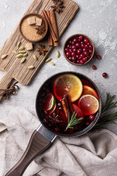 Höst Eller Jul Traditionell Dryck Med Äpplen Apelsiner Tranbär Kanel — Stockfoto