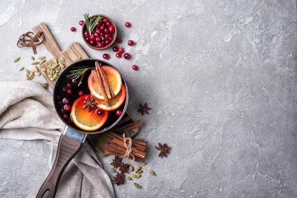 Herfst Kerst Traditionele Drank Met Appels Sinaasappels Cranberry Kaneel Rozemarijn — Stockfoto