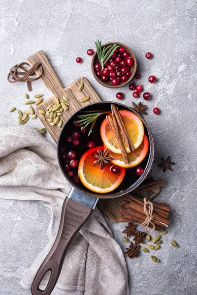 秋天或圣诞节的传统饮品 有苹果 覆盆子 迷迭香和其他灰色混凝土背景的配料 — 图库照片