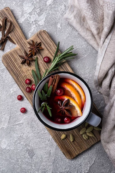 Herfst Kerst Traditionele Drank Met Sinaasappels Cranberry Kaneel Rozemarijn Andere — Stockfoto