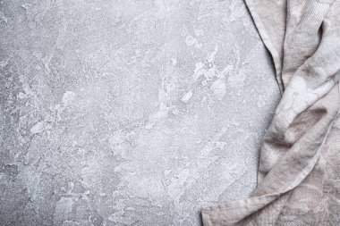 Gri beton arka planda tek katlı keten peçetenin üst görünümü
