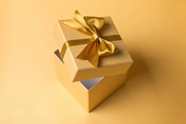Hermosa Caja Regalo Cuadrada Oro Con Arco Satén Brillante Para — Foto de Stock