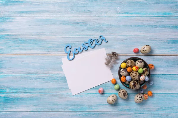 Bovenaanzicht Van Kleine Kwarteleitjes Gekleurde Snoepjes Opmaak Van Blanco Witte — Stockfoto