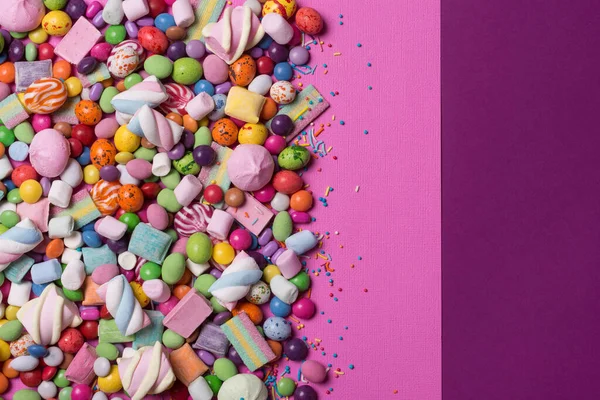 색깔의 달콤하고 드리지 롤리팝 마시멜로 핑크와 보라색 배경에서 재미있는 — 스톡 사진
