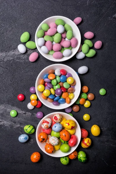 Multicolore Glaçure Dragee Bonbons Pour Fête Amusante Sur Fond Marbre — Photo