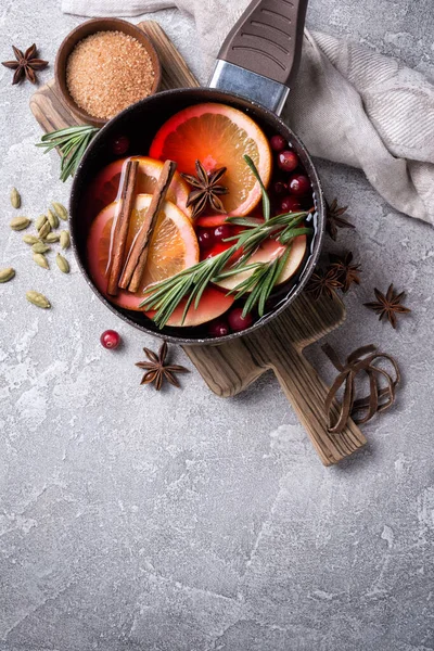 秋天或圣诞节传统饮料 带有橙子 覆盆子 迷迭香和其他灰色混凝土背景的配料 — 图库照片