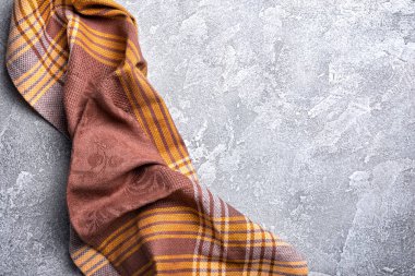 Kahverengi katlanmış mutfak havlusu veya gri beton arka planda peçete manzarası