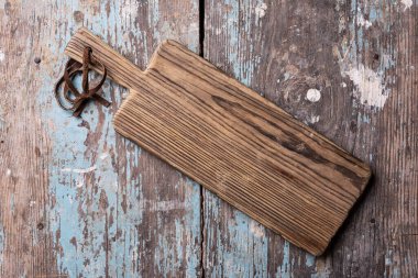 Mavi grunge ve eski ahşap arka planda kırsal kesim tahtasının üst görüntüsü