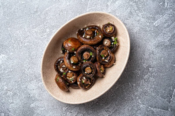 Draufsicht Auf Gegrillte Champignon Pilze Schüssel Mit Gewürzen Auf Grauem — Stockfoto