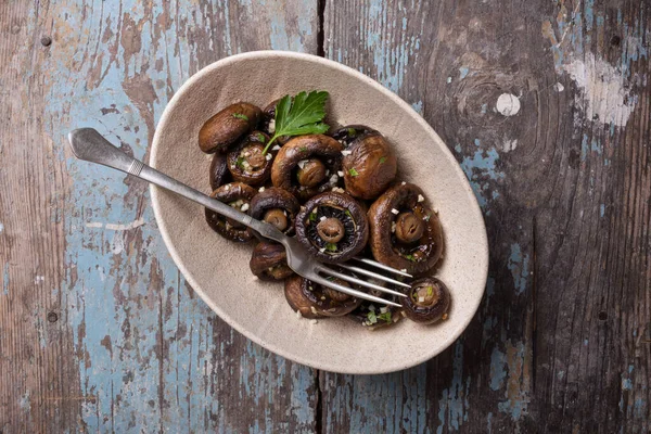 Draufsicht Auf Gegrillte Champignon Pilze Schüssel Mit Gewürzen Auf Rustikalem — Stockfoto