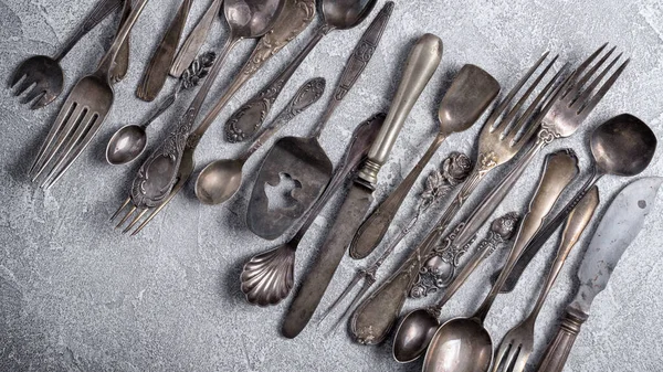 Eski Gümüş Çatal Bıçak Gümüş Çatal Bıçak Takımlarının Gri Beton — Stok fotoğraf