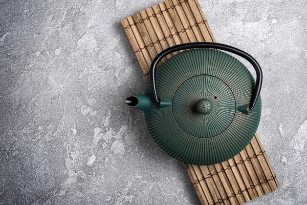 Traditional Green Asian Cast Iron Kettle Bamboo Mat Grey Concrete — Stock Photo, Image
