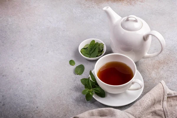 Белая Чашка Ароматного Чая Чайником Зелеными Свежими Листьями Мяты Сером — стоковое фото