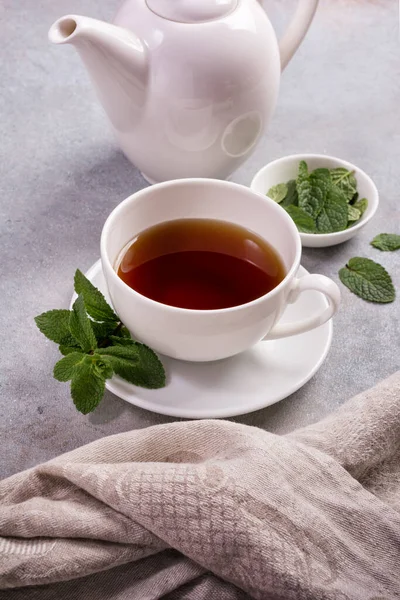 Белая Чашка Ароматного Чая Чайником Зелеными Свежими Листьями Мяты Сером — стоковое фото